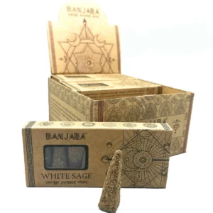 Förpackning med Banjara smudge pyramidformade rökelsekoner med vit salvia och en kon placerad framför