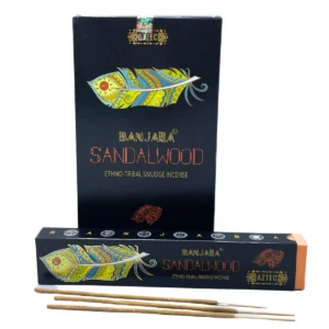 Förpackning med Banjara Tribal rökelsepinnar med sandelträdoft och några lösa pinnar