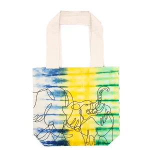 Batikkamönstrad bomullsväska med elefantmotiv i blå, grön och gul med naturfärgade handtag