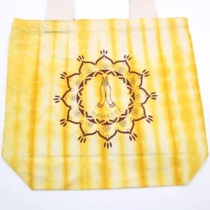 Batikkamönstrad bomullsväska med Namaste Hands-motiv, gul med naturfärgat handtag - produktbild 3