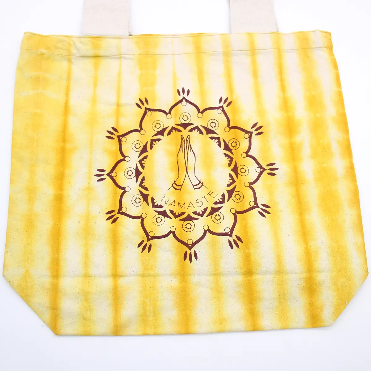 Batikkamönstrad bomullsväska med Namaste Hands-motiv, gul med naturfärgat handtag - produktbild 3