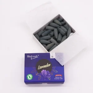 Öppen ask med svarta Biofresh Backflow rökelsekoner och förpackning med lavendelmotiv