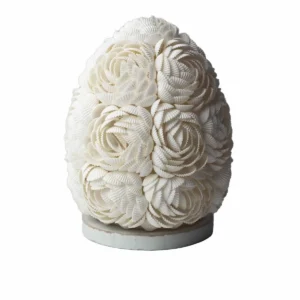 Oval bohemisk snäckskalslampa med rosformade snäckdetaljer på vit bakgrund