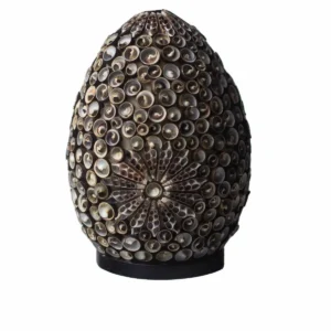 Oval bohemisk snäckskalslampa med chokladfärgade snäckskal och vridna mönster
