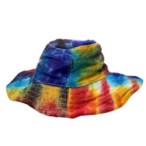 Färgstark boho festivalhatt i hampa och bomull med batikmönster och formbart brätte