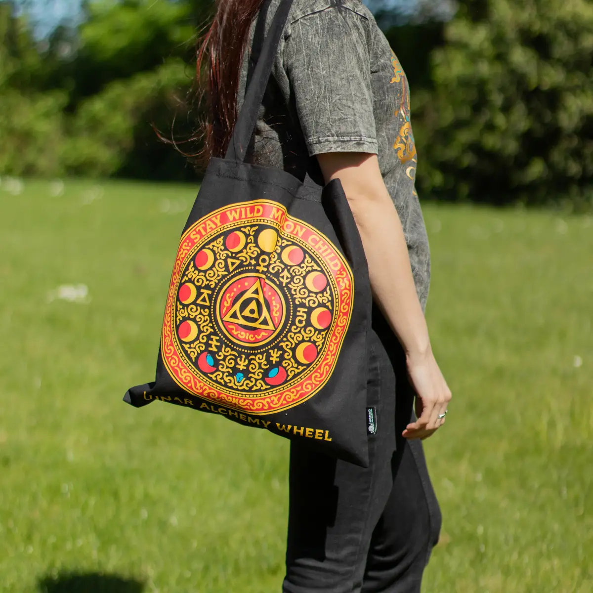 Bomullskasse med Luna Alchemy Wheel-motiv i svart - produktbild 7