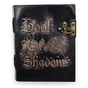 Svart läderanteckningsbok med texten Book of Shadows och lås