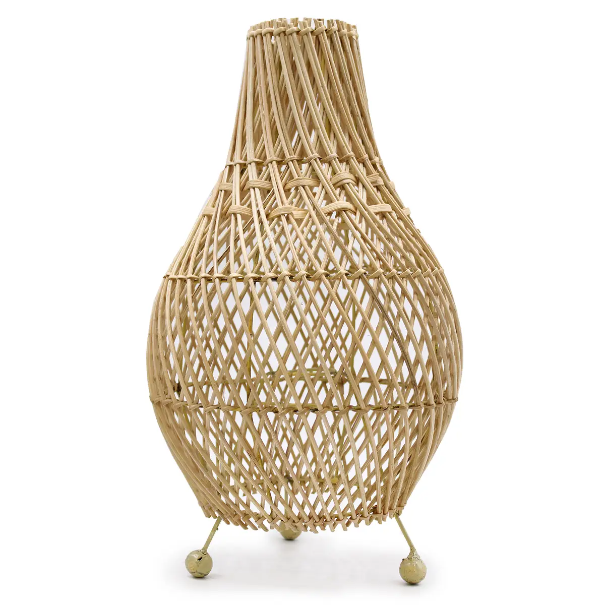 Bordslampa i rotting med öppen, naturlig design på vit bakgrund