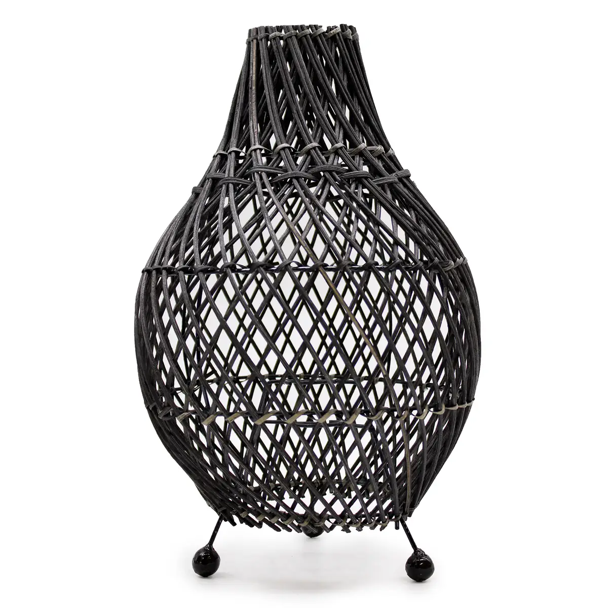 Svart bordslampa i rotting med öppen design och tre små ben