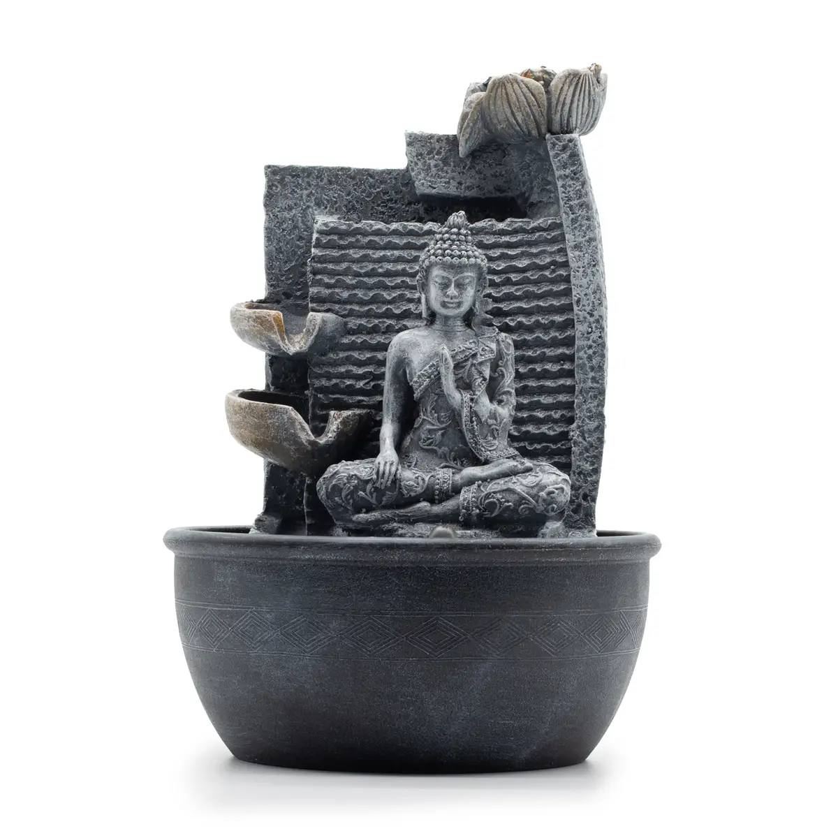 Bordsvatteninstallation med sittande Buddhafigur framför stenliknande bakgrund och lotusformade skålar