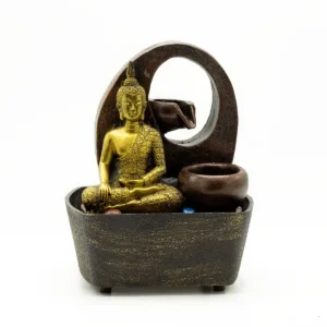 Bordsvatteninstallation med gyllene Buddha och krukor i polyresin