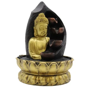 Bordsvatteninstallation med gyllene Buddha och vattenkannor i svart och guld