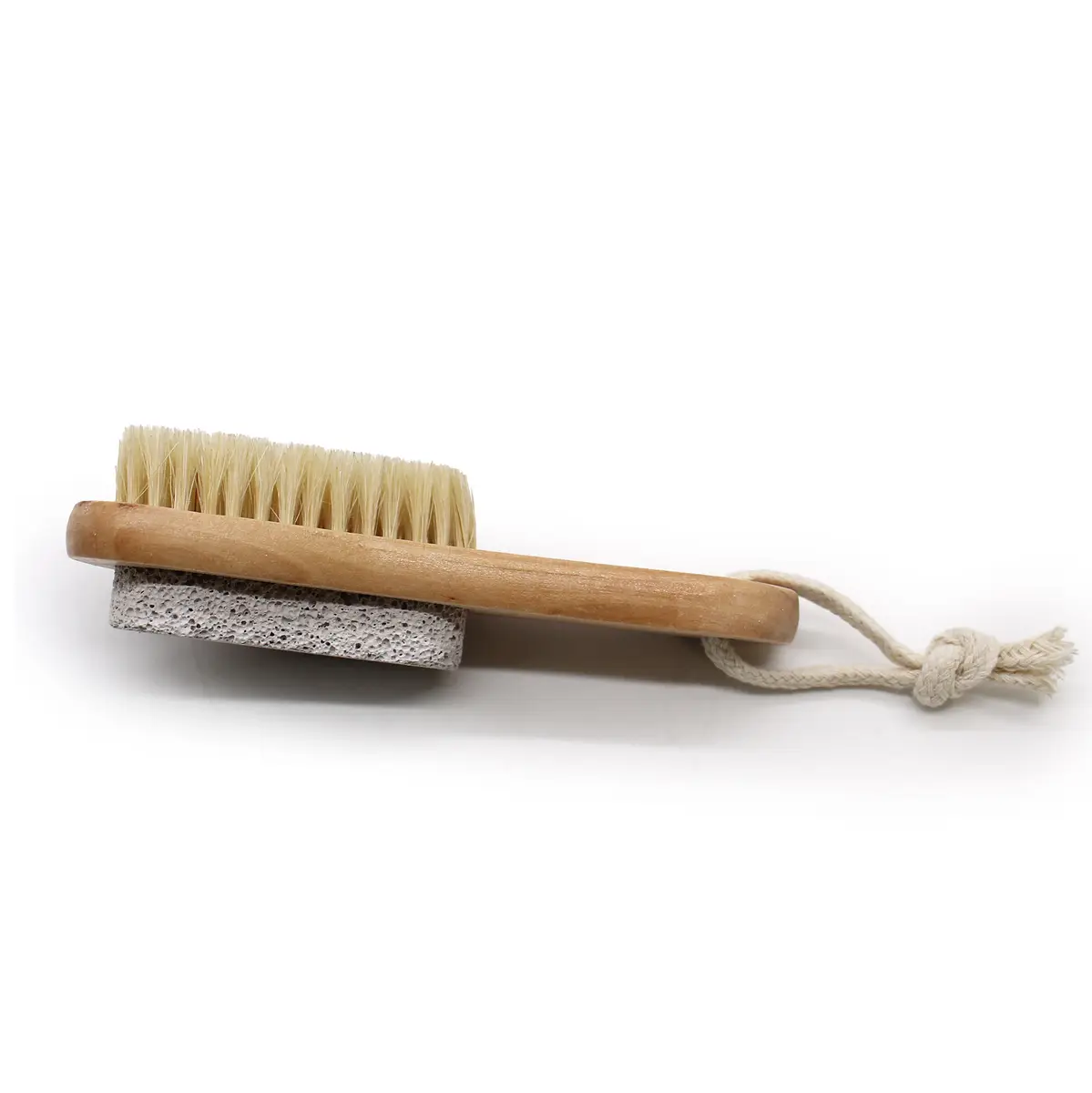 Borste med trähandtag och naturliga borststrån samt pimpsten för exfoliering