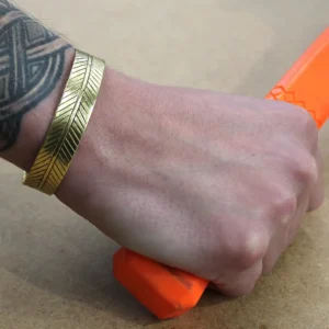 Brett tibetanskt armband i mässing med tribal lövmönster - produktbild 2