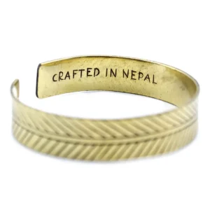 Brett tibetanskt armband i mässing med tribal lövmönster - produktbild 3