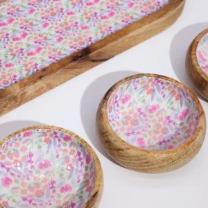 Bricka i mangoträ med 3 skålar och blommönster - produktbild 3