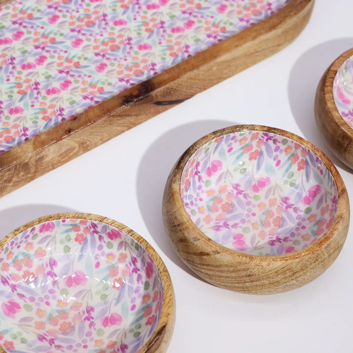 Bricka i mangoträ med 3 skålar och blommönster - produktbild 3