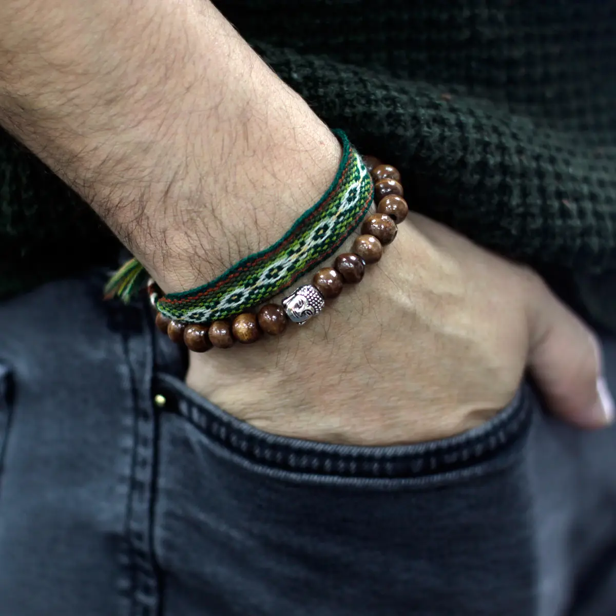 Brunt armband med träpärlor och Buddha-berlock - produktbild 2
