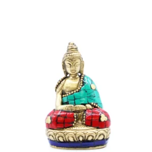 Handgjord buddhafigur i mässing med röda och turkosa detaljer sittande i meditationsställning