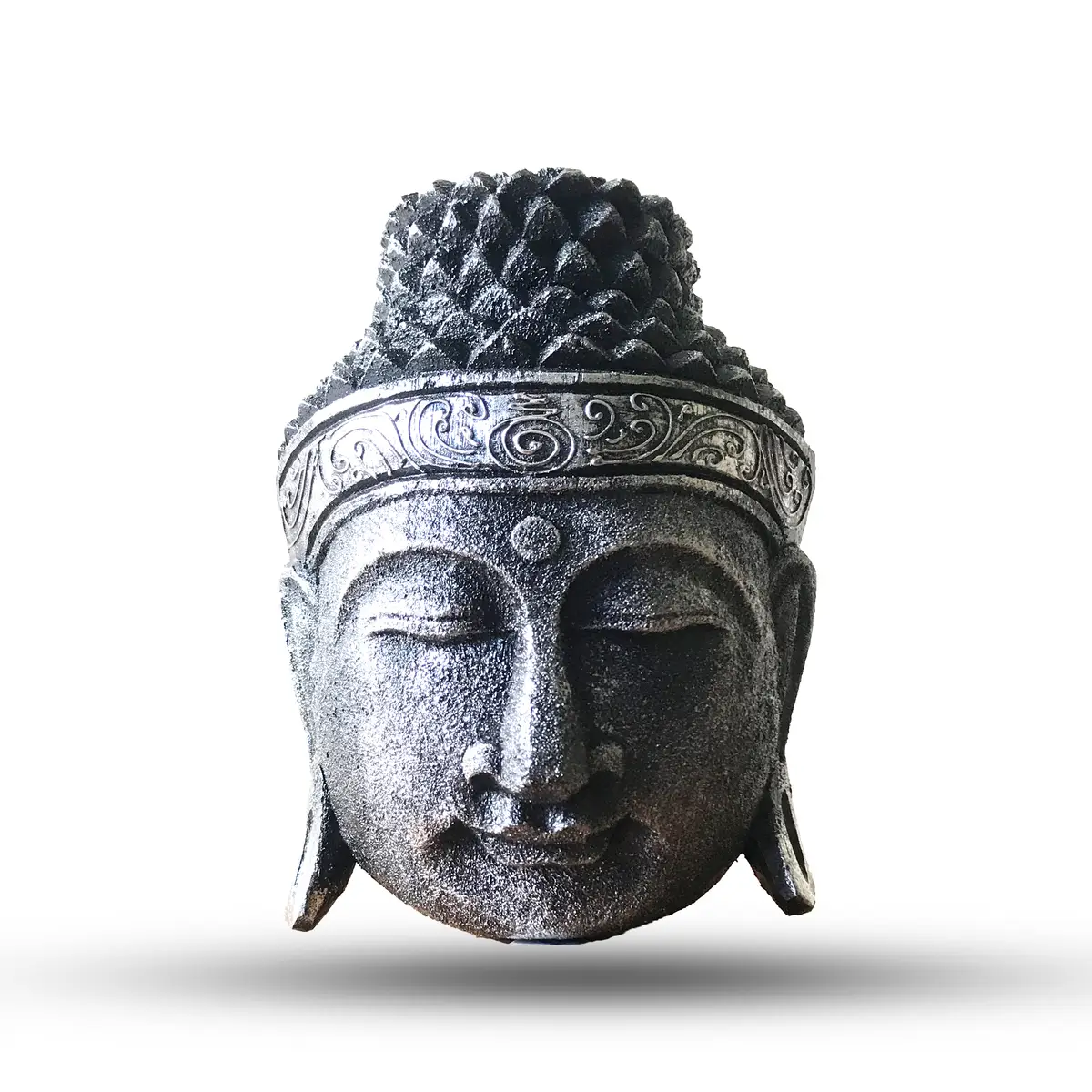 Dekorativt buddhahuvud i silverfinish med detaljerad snideri