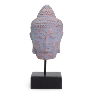 Buddhahuvud i blå kopparfärg på svart stativ mot vit bakgrund
