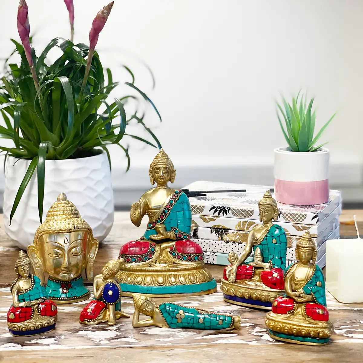 Buddhastaty i mässing med röda och turkosa stenar, 11,5 cm - produktbild 5