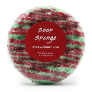 Rund tvättsvamp med röd och grön randig struktur och röd etikett med texten Soap Sponge Strawberry Kiwi