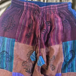 Byxor med svamptryck i lila toner från Nomad Sari S/M - produktbild 2