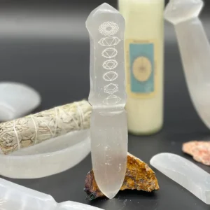 Ceremoniell kniv i genomskinlig selenit med ingraverade chakrasymboler