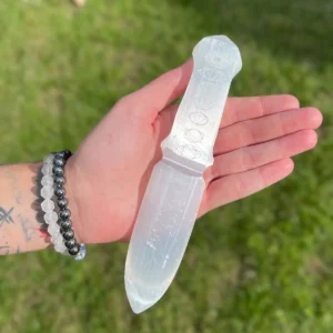 Ceremoniell kniv i selenit med chakrasymboler - produktbild 5