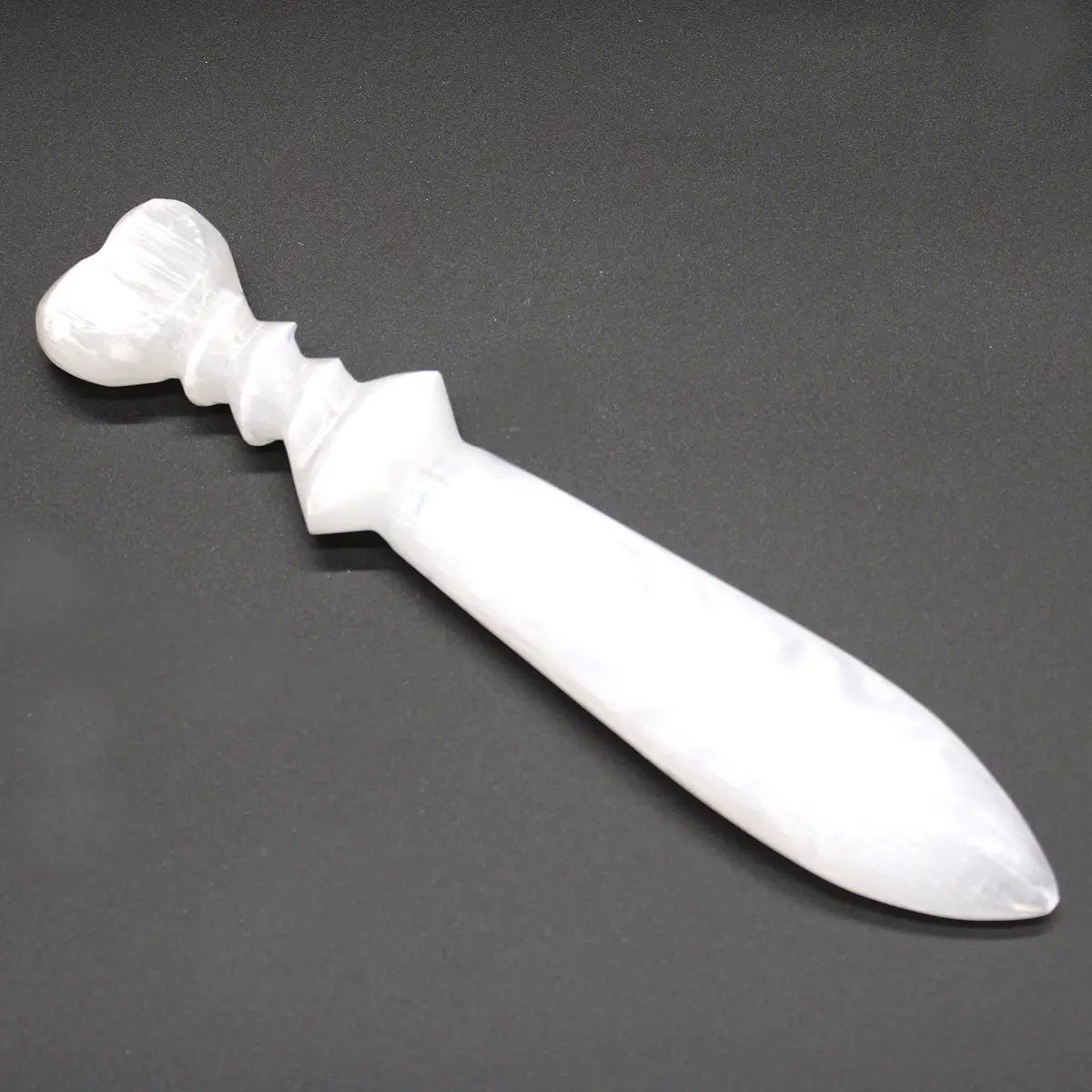 Ceremoniell kniv i selenit med spiralform, 25 cm - produktbild 2