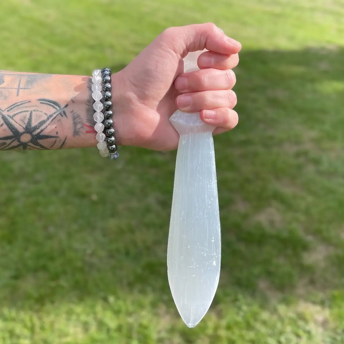 Ceremoniell kniv i selenit med spiralform, 25 cm - produktbild 4