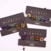 Chakra-armband i tråd med stora donutformade stenar