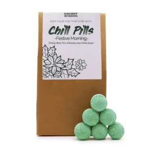 Brunt presentpaket med Chill Pills badbomber i grön färg staplade framför