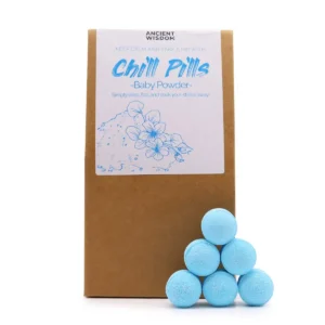 Brunt presentpaket med Chill Pills badbomber i blå färg staplade framför