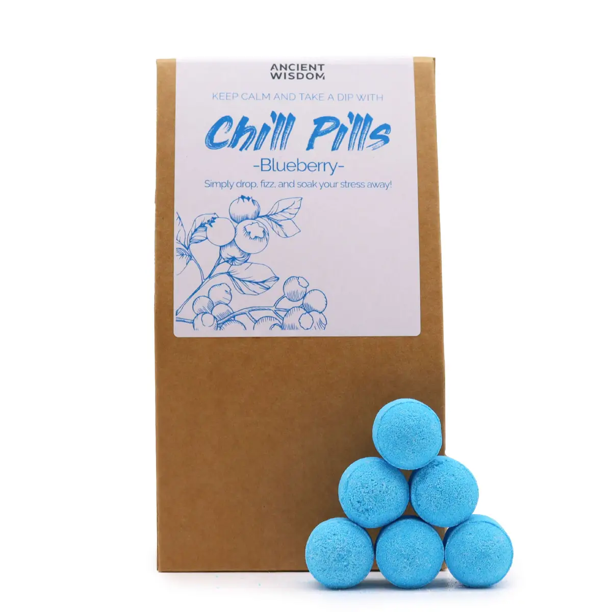Brunt presentpaket med Chill Pills badbomber i blåbärsdoft och sex blå badbomber staplade framför