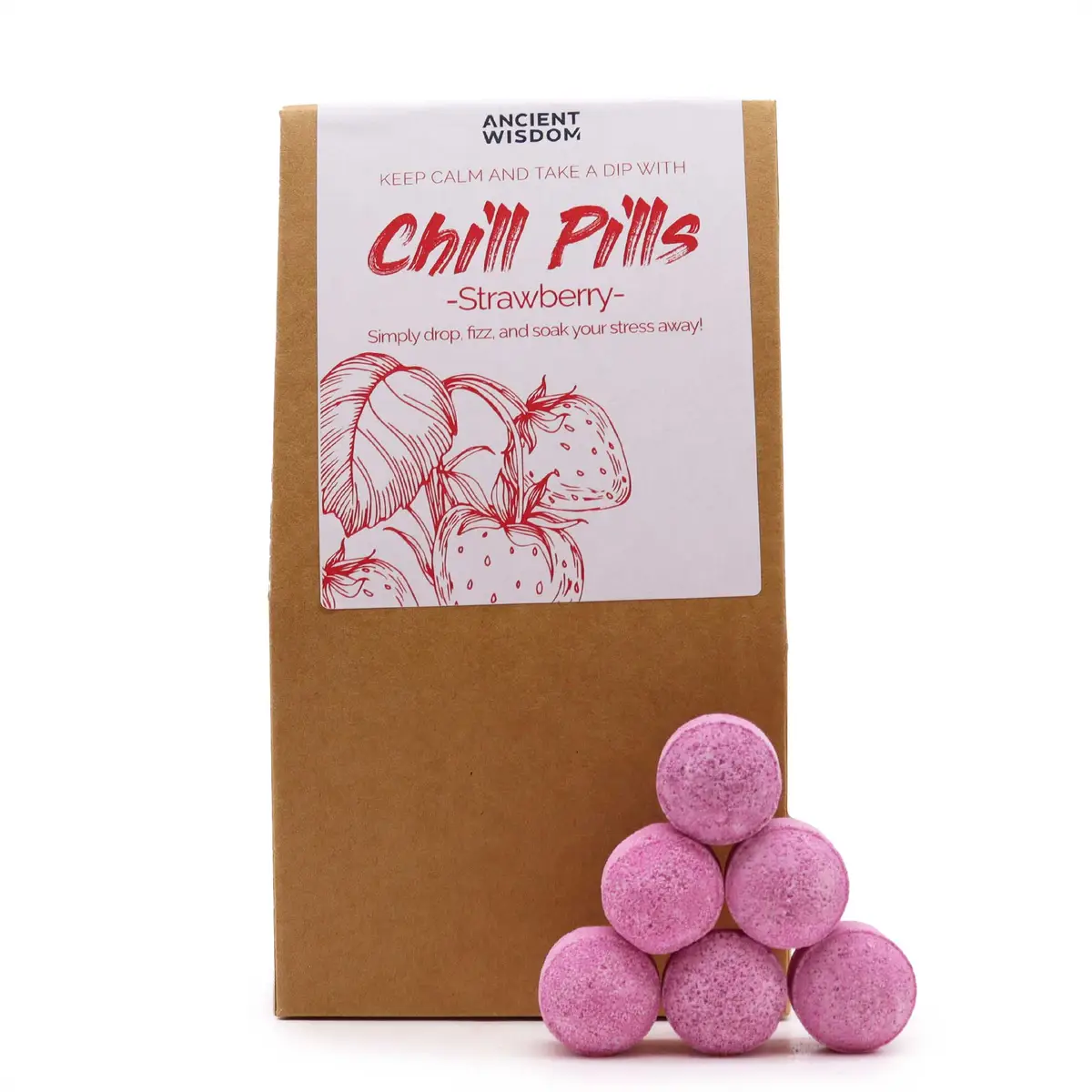 Brunt presentpaket med Chill Pills badbomber i jordgubbsdoft, sex rosa badbomber staplade framför paketet