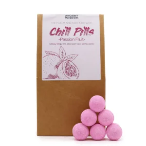 Brunt presentpaket med Chill Pills badbomber i rosa färg och passionsfruktsmotiv