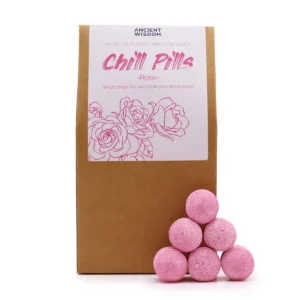 Brunt presentpaket med rosa Chill Pills badbomber staplade framför
