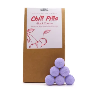 Brunt presentpaket med Chill Pills badbomber i lila färg och etikett med svart körsbärsillustration
