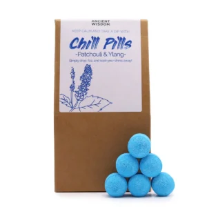 Brunt presentpaket med Chill Pills badbomber i blå färg staplade framför