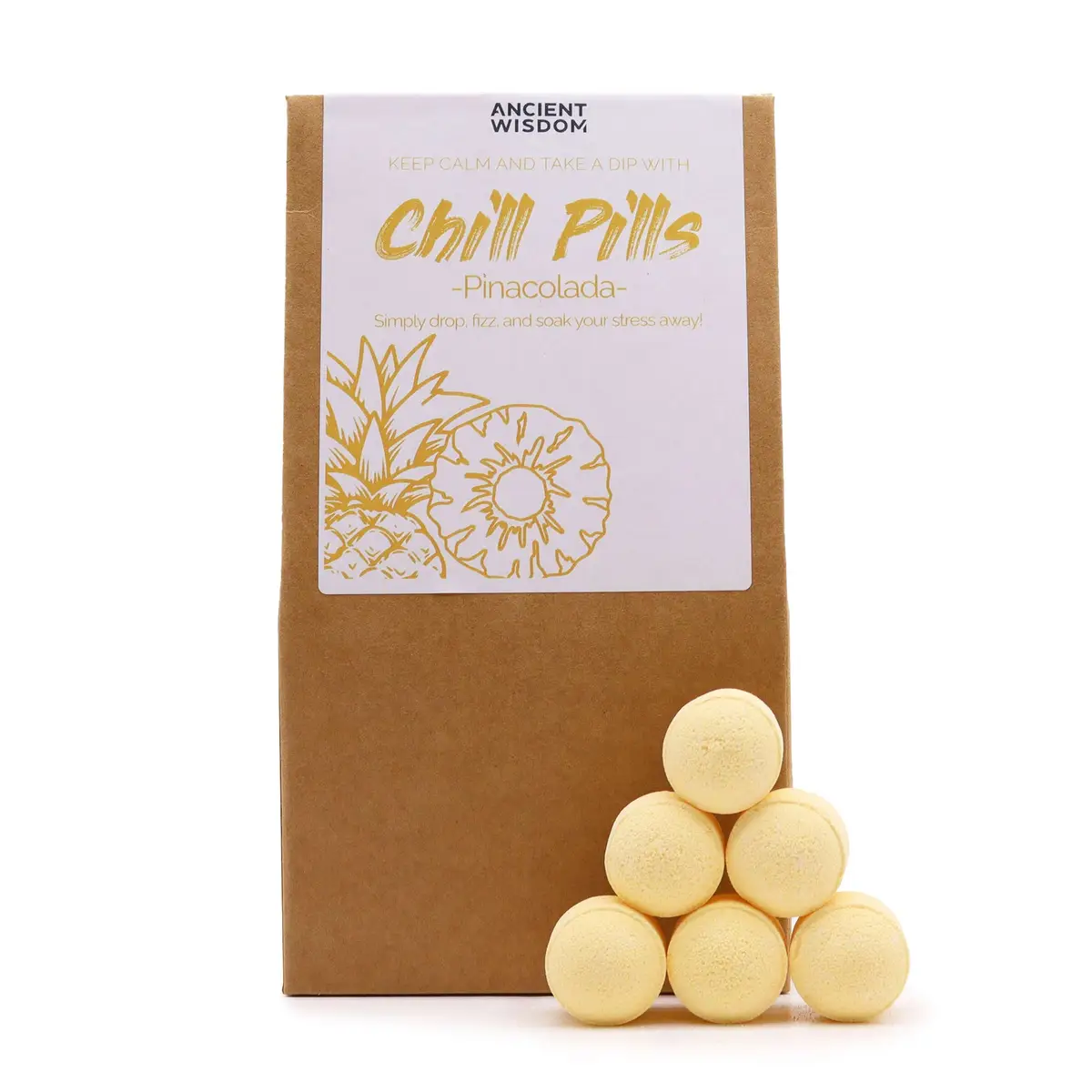Brunt presentpaket med Chill Pills badbomber i Pinacolada-doft staplade framför