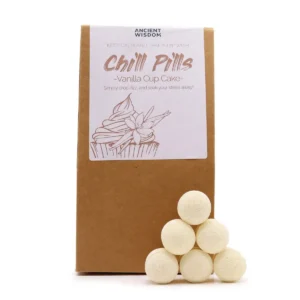 Brunt presentpaket med Chill Pills badbomber i doften Vanilj Cupcake staplade framför