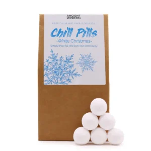 Chill Pills White Christmas badbomber i presentförpackning med sex vita badbomber staplade framför