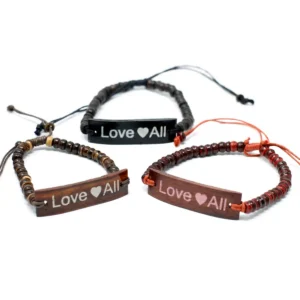 Tre Coco armband med träplatta och texten Love All, i olika färger och pärlor
