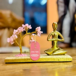 Handgjort ädelstensträd i rosenkvarts med guldfärgad Namaste-yogafigur på träbas