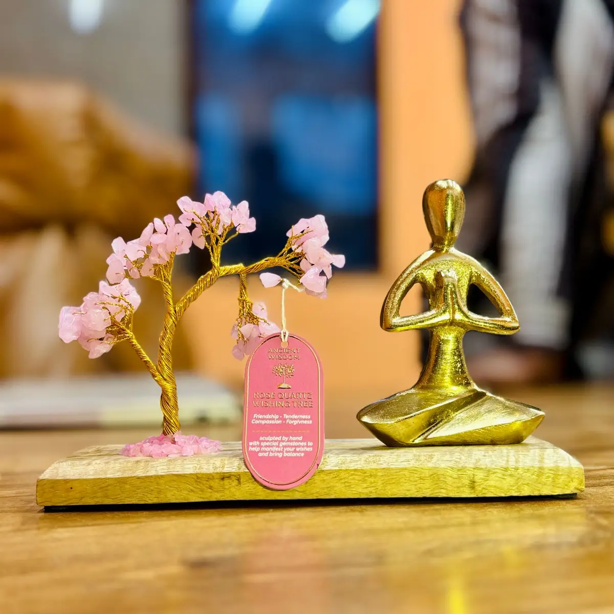 Handgjort ädelstensträd i rosenkvarts med guldfärgad Namaste-yogafigur på träbas