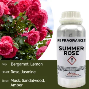 Flaska med doftolja Summer Rose bredvid blommande rosor