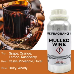 Flaska med Mulled Wine doftolja 500 ml och en kopp mulled wine med kryddor