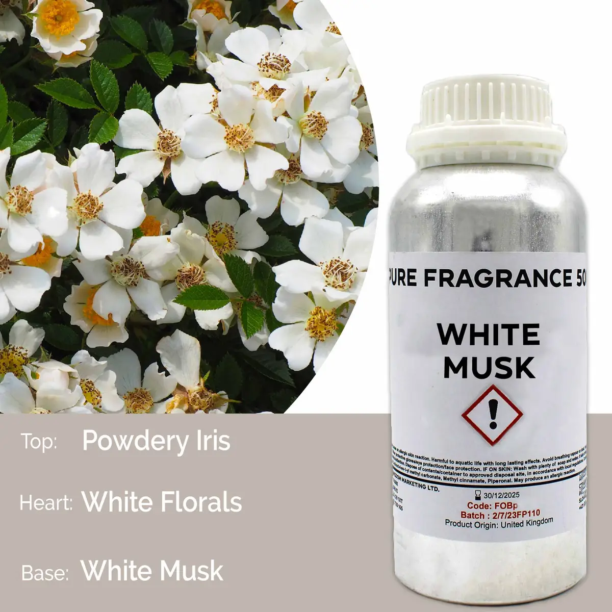 Flaska med doftolja vit mysk 500 ml och vita blommor i bakgrunden